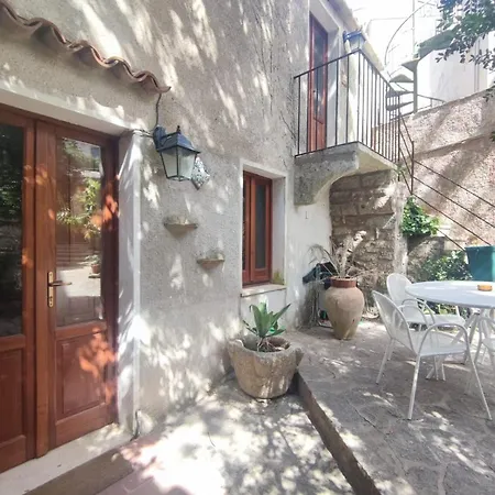 Апартаменты Cortile Via Sales 11 Эриче